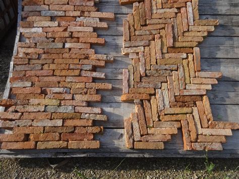 parement de mur en briques anciennes recoupees  briques