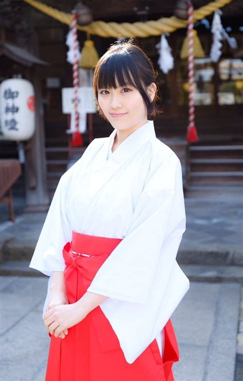 Shinto 神道 Shrine 神社 Priestess Miko 巫女 神社 巫女 巫女さん 着物 美人