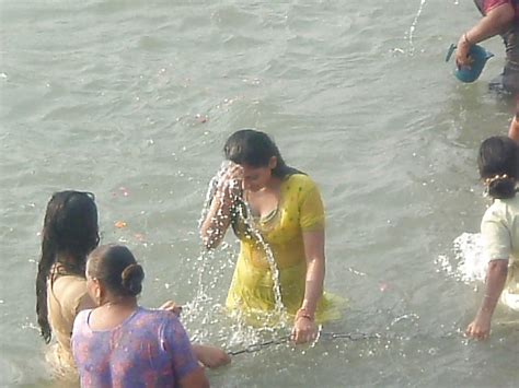 indian girls and aunties river bathing