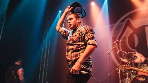 alien ant farm singer charged  battery  onstage incident