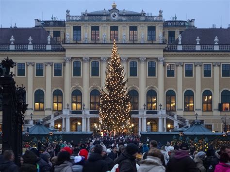 schoenbrunn palace christmas market happyface