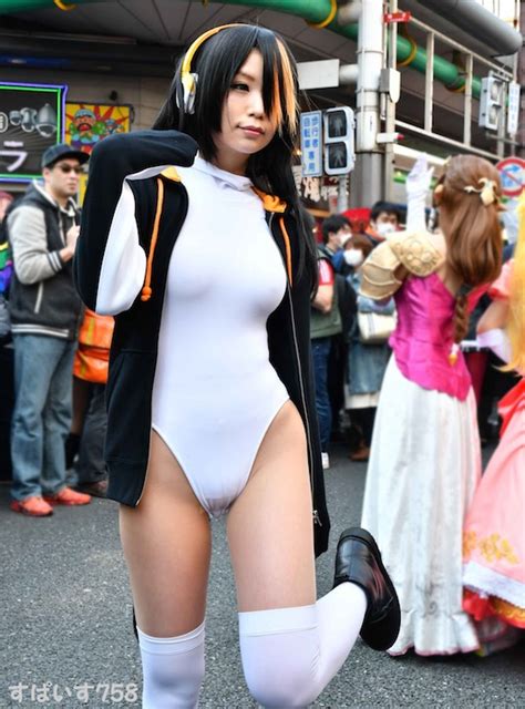 Sexy Cosplayer Akira Itsuki Dazzles Male Admirers In Osaka