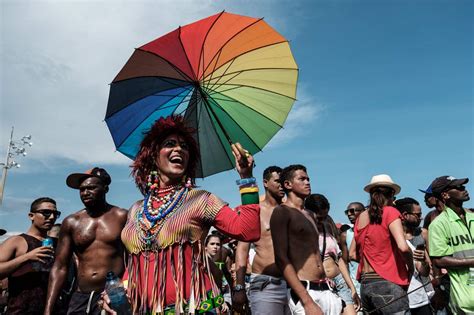 Brasile Costumi Baci E Colori In Decine Di Migliaia Per La Sfilata