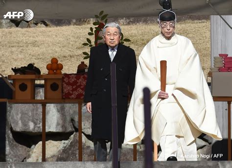 Emperor Akihito Japan S Emperor Akihito Visits The Tomb