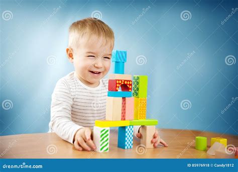 portret van een twee jaar oude kindzitting bij de lijst stock foto image  kleuterschool