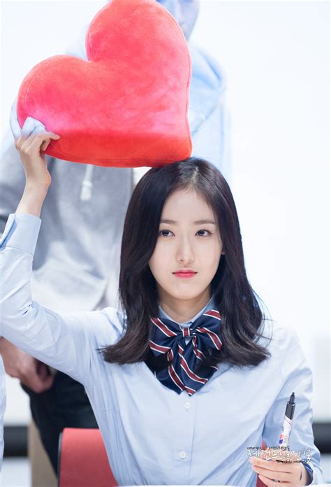 gfriend sinb spotted disrespecting her manager at fansign