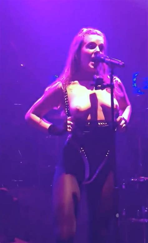 tove lo shows her tits in her concerts