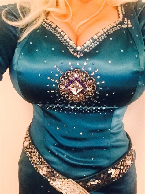 kelly o brien as dolly parton on twitter do my boobs look big in this
