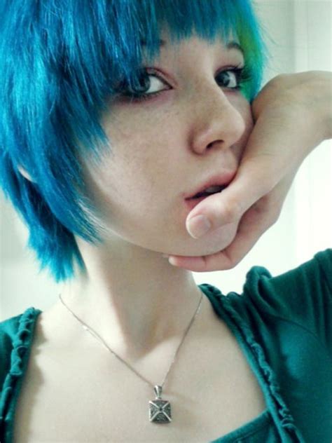 how beautiful are these girls we heart it blue hair and freckles