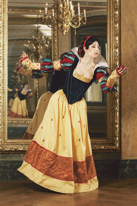 historically accurate snow white cosplay done right anderes cosplay schneewittchen cosplay
