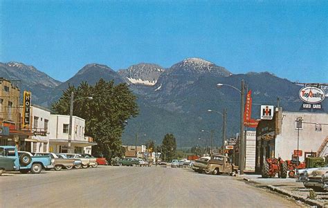 ronan montana street scene chrysler vintage postcard  mary