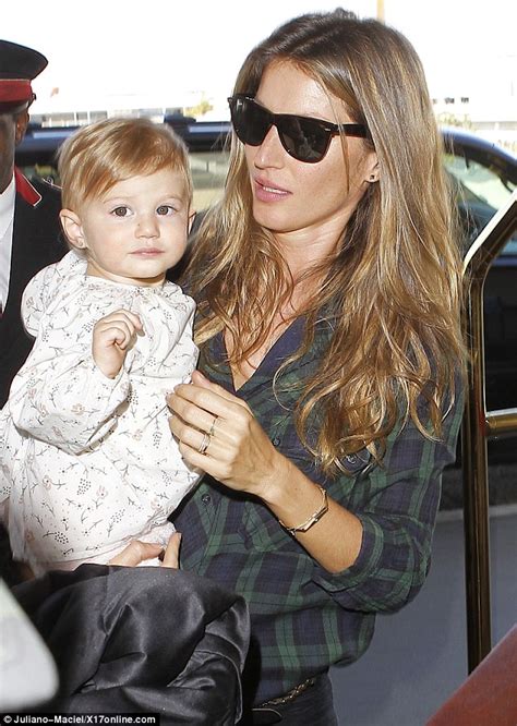 Gisele Bundchen And Daughter Vivian Arrive At La Airport Daily Mail
