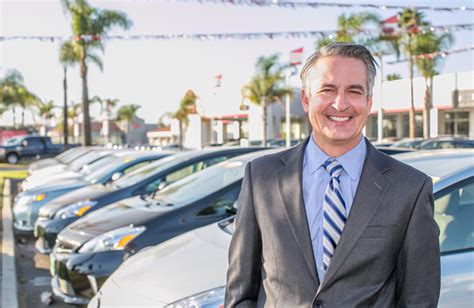 dealerships  breaking  tradition  sell   car