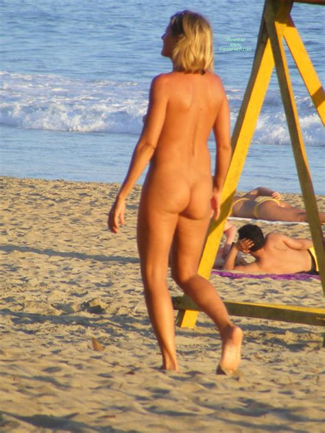 full frontal nude hottie plays beach volley ball 2 april 2009 voyeur web
