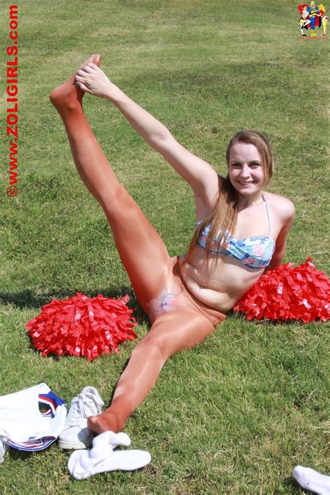 cute cheerleader posing outside in her pantyhose pichunter