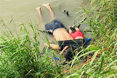 haunting photo of father and daughter from el salvador drowned in rio