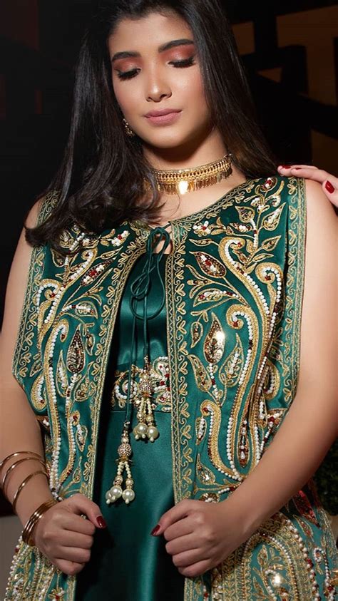 Pin By Dodi On Arabian Fashion Fashion Saree Sari