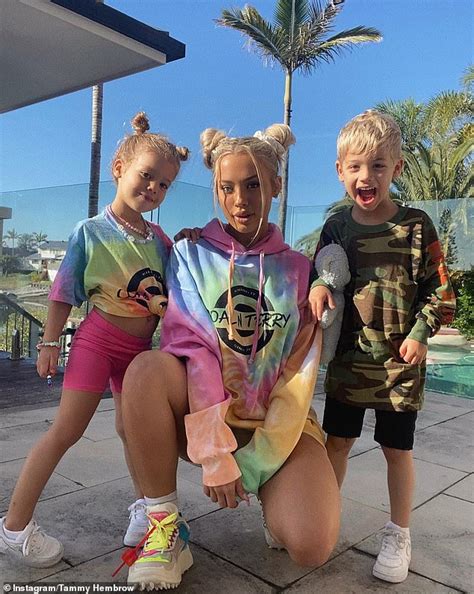 tammy hembrow shows off her incredible waist to hip ratio daily mail