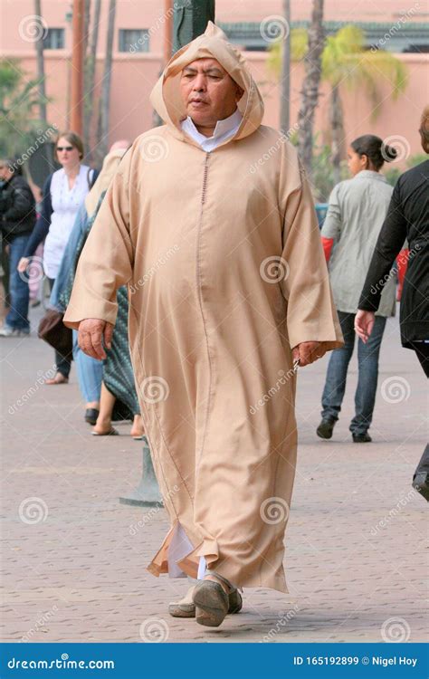 marokkaanse man met een djellaba redactionele stock afbeelding image  djellaba marrakech