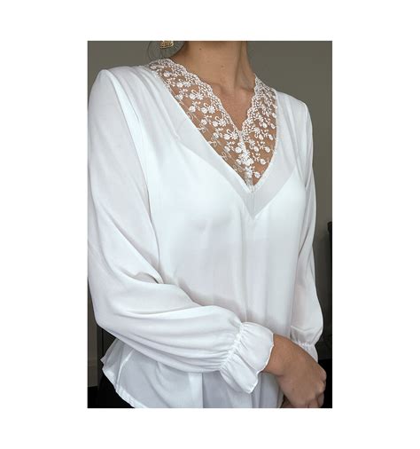 soepelvallende witte blouse met kanten kraag