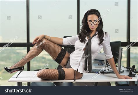 Sexy Business Women Legs On Desk：超过 314 张免版税可许可的库存照片 Shutterstock