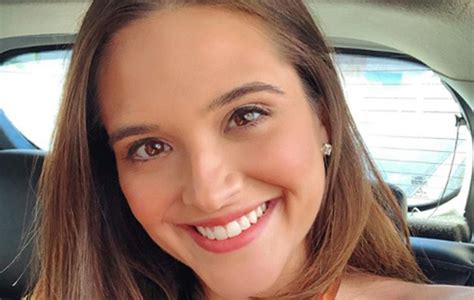 Juliana Paiva Posa à Beira De Piscina Com Linda Paisagem Ofuxico