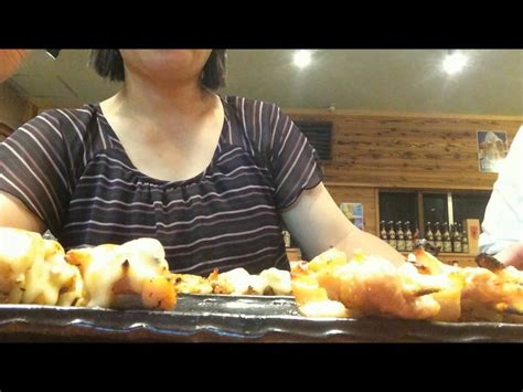 女飯 行列のできる焼き鳥屋さんの焼き鳥食べる女 Yakitoriya S Yakitori Eat Videos That Can