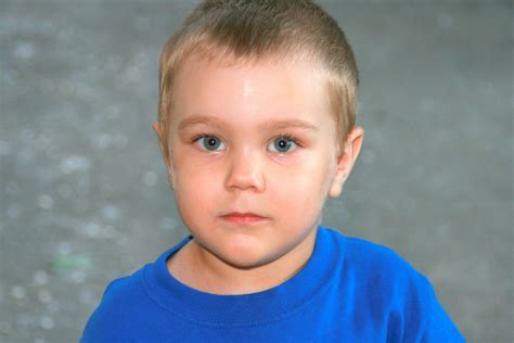 kostenlose foto person junge maennlich portraet kind blau