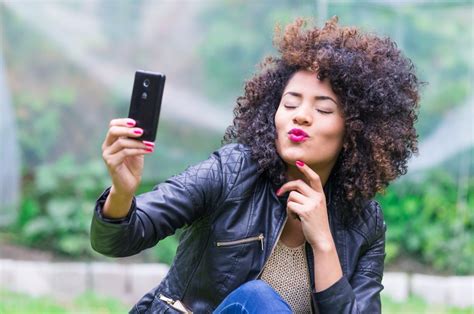 5 Tips To Take The Perfect Selfie On Instagram Curls