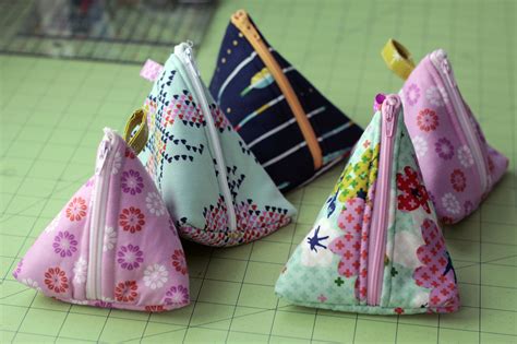 sew  zipper pouch triangle edition video tutorial crafty