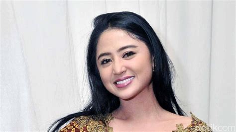 Penampilan Ayu Dewi Persik Bergaun Batik