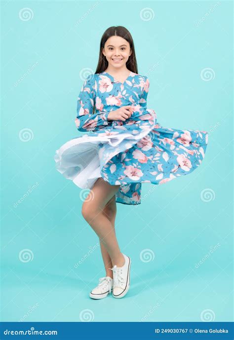 Joven Adolescente Elegante Vestido Con Fondo Azul Hermoso Adolescente