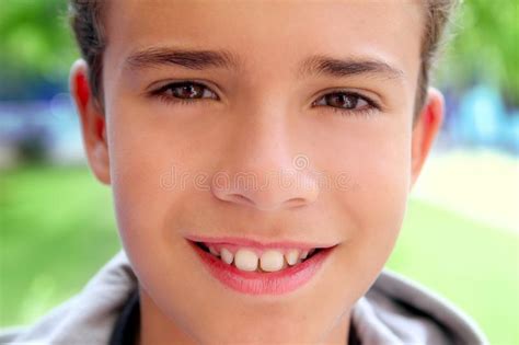 chłopiec zbliżenia twarzy szczęśliwy makro uśmiechnięty nastolatek