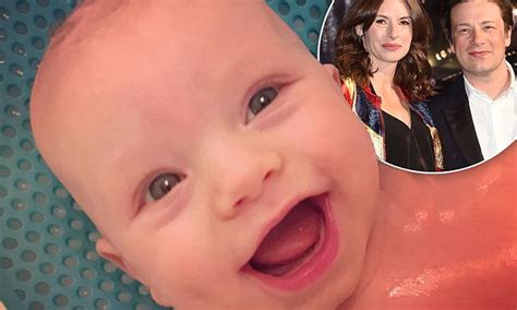 Jamie Oliver S Wife Jools Melts Hearts With Bath Time Snap Of River