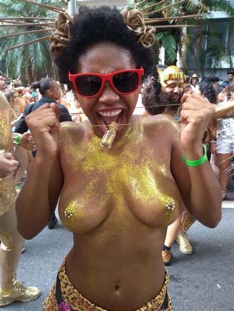Carnaval 2019 O Que Não Faltou Foram Peitos E Aqui Está A Melhor