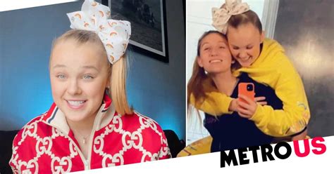 jojo siwa trying so bad to get out of kissing man in upcoming film