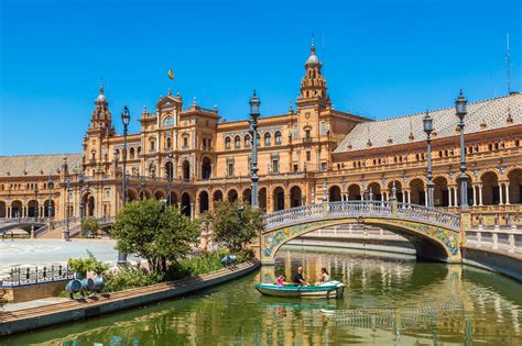 la plaza de espana  simbolo de la union de naciones en sevilla