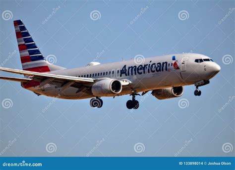 american airlines boeing die  binnen voor het landen komen redactionele stock afbeelding