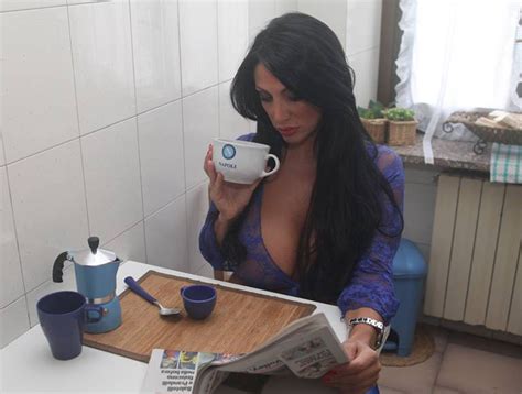 Η marika fruscio πίνει καφέ και μας δείχνει το μεγάλο στήθος της kanoni net