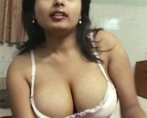 hot beautiful neighbor desi bhabhi expose deep cleavage navel