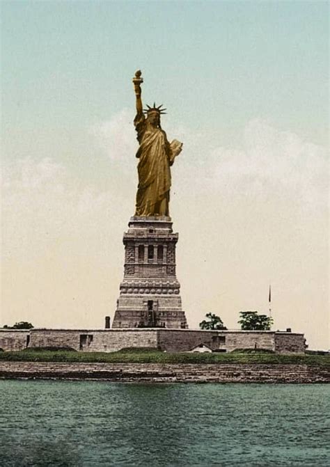 statue  liberty    ravaged  oxidation  york statue ellis island immigrants