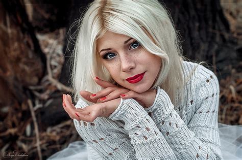 여자들 모델 금발의 얼굴 초상화 파란 눈 빨간 립스틱 주근깨 페인트 손톱 Darya Chebakova Hd