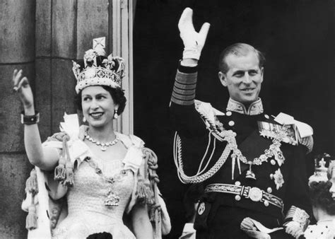 the monarchy a biography of queen elizabeth ii