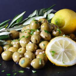 oliven gruen mit zitronenfuellung kraeutern und knoblauch die olive