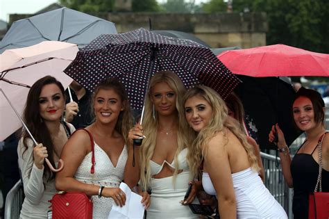 newcastle ladies day  dressed women  crowds  newcastle racecourse
