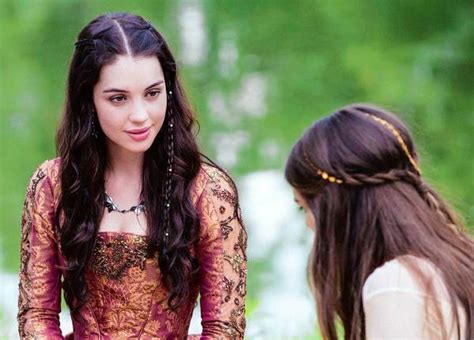 Review The Cw S Reign Sexes Up Dumbs Down Mary Queen