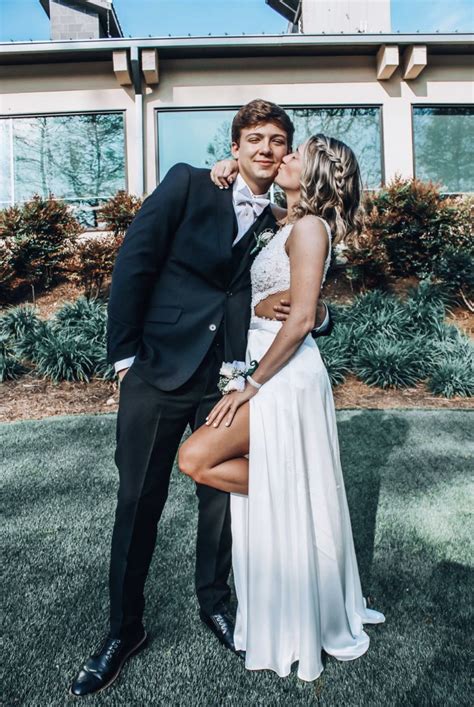 Pin By Fraley Madyson On Prom Picture Poses In 2020 Prom