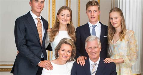 la famille royale belge pose avec ses deux chiens sur la tres chic photo de noel