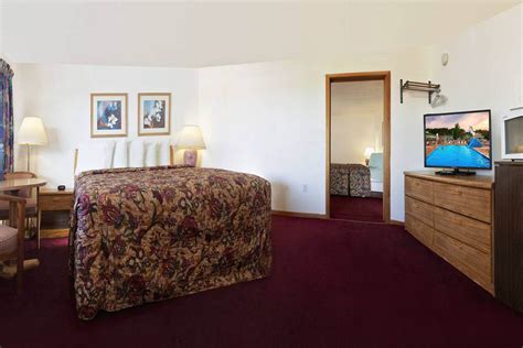 wisconsin dells motels  suites family suites  room suite