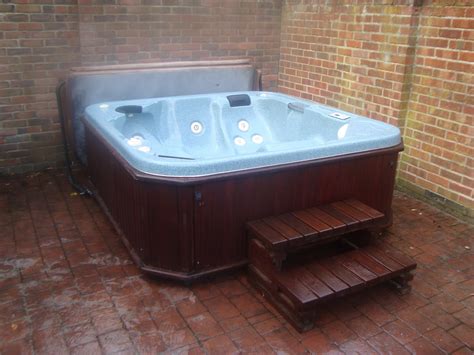 jacuzzi hot tub blog purchasing   hot tub